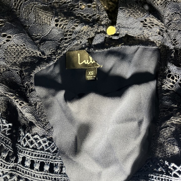 Lulu's Navy blue Lace Top Blouse XS Keyhole Back - Picture 2 of 6